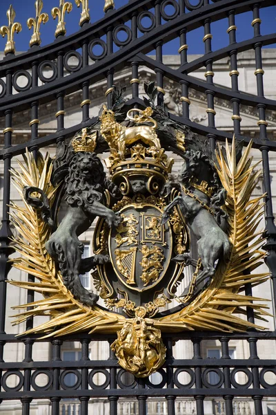 Лондон - оружие на воротах Букингемского дворца — стоковое фото