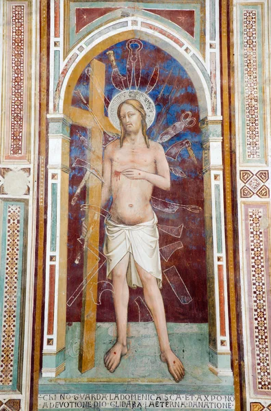 耶稣基督与十字架从佛罗伦萨教堂-圣米尼亚托阿尔蒙特 — 图库照片