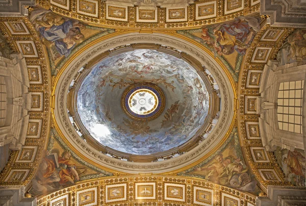 罗马-圣彼得 s 大教堂一侧冲天 — 图库照片