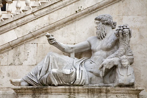 Rome - standbeeld van Nijl voor palazzo senatorio — Stockfoto