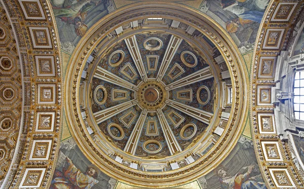 Rome - kant koepel van de Sint-Pietersbasiliek s — Stockfoto