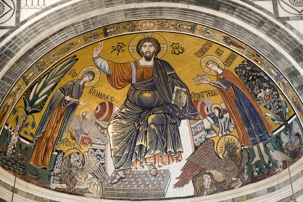 耶稣基督-pantokrator 从佛罗伦萨教堂-圣米尼亚托阿尔蒙特 — 图库照片