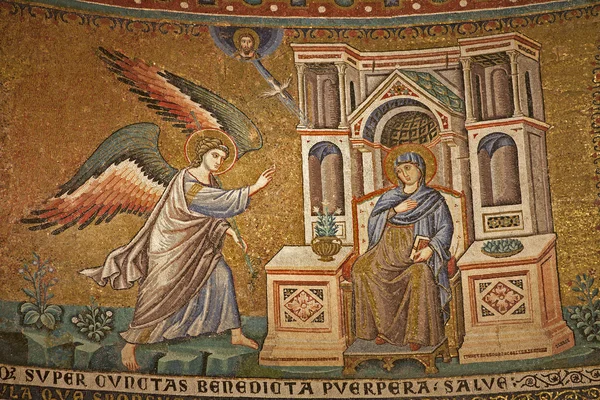 ローマのサンタ・マリア ・ イン ・ トラステヴェレ聖堂カバリーニ ピエトロ (1291年での Annuntiation のモザイク) — ストック写真
