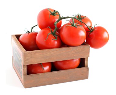 küçük bir ahşap kutu içinde kırmızı domates