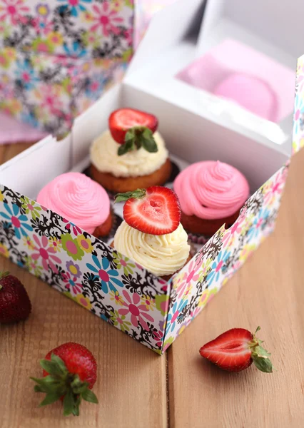 Surtido de cupcakes en la caja de papel —  Fotos de Stock