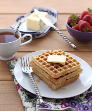 Akçaağaç şurubu ve tereyağı ile Belçika waffle