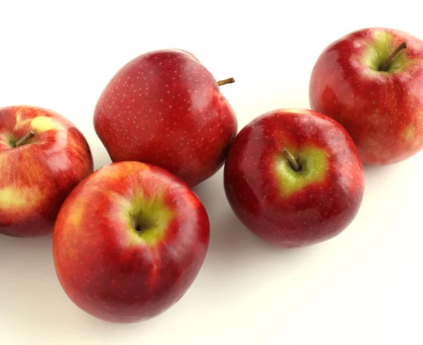 Красные яблоки изолированы на белом фоне — стоковое фото