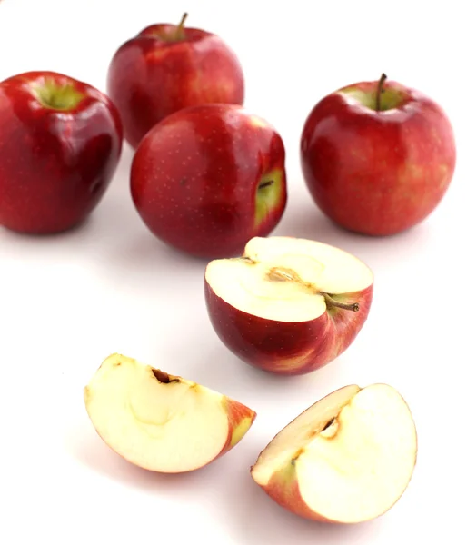 Manzanas rojas aisladas sobre fondo blanco —  Fotos de Stock