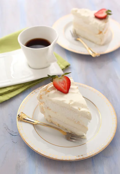 Egy szelet tortát vajkrém fagyosan — Stock Fotó