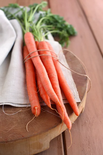 Bando de cenouras laranja orgânicas frescas inteiras — Fotografia de Stock