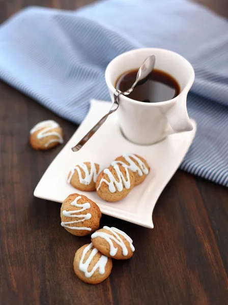 Μπισκότα και ένα φλιτζάνι καφέ — Φωτογραφία Αρχείου