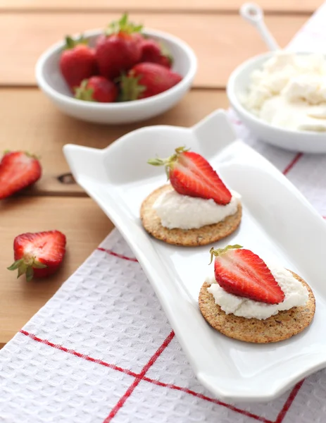 Canapes with ricotta cheese and strawberry — Stock Photo, Image