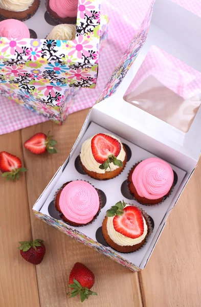 Surtido de cupcakes en la caja de papel — Foto de Stock