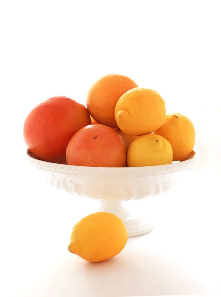 Frutas frescas cítricas em uma tigela branca — Fotografia de Stock