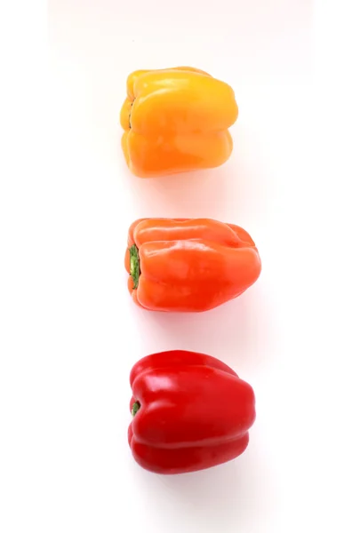 Niet-scherpsmakende pepers in geel, oranje en rode kleur — Stockfoto