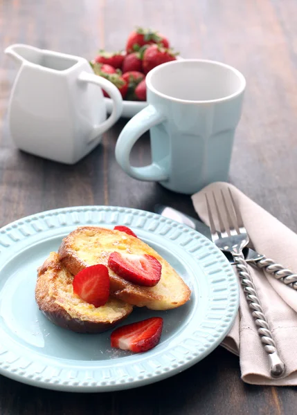 French toasts with fresh strawberry — Stock Photo, Image