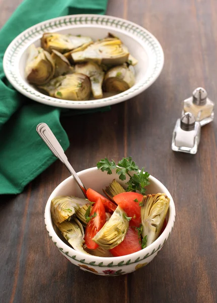 Salad with Marinated Baby Artichokes and Tomato — Stock Photo, Image