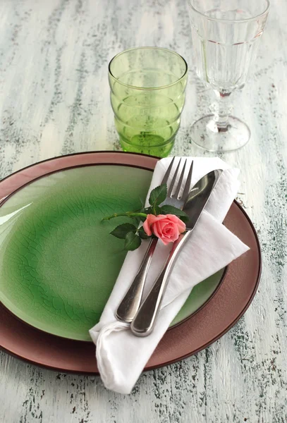 Asztalbeállítás villával, késsel, tányérral és szalvétával — Stock Fotó