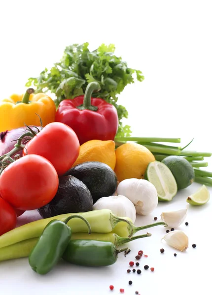Friske grønnsaker på hvit bakgrunn – stockfoto