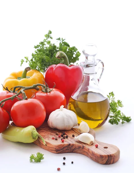 Olivenolje og friske grønnsaker – stockfoto