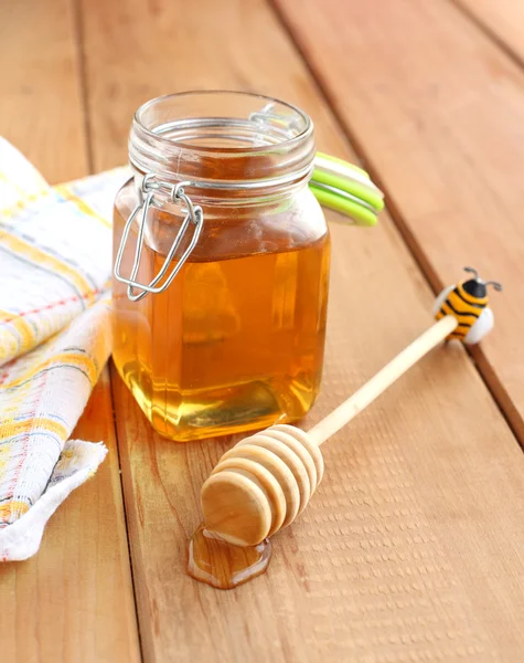 Glas Honig und hölzerner Nieselregen — Stockfoto