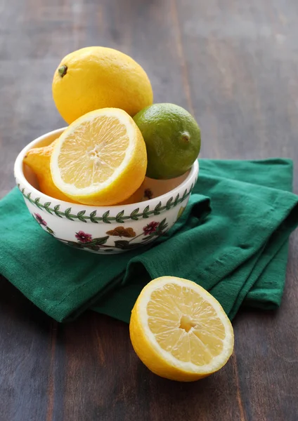 Bir kapta limon meyve — Stok fotoğraf