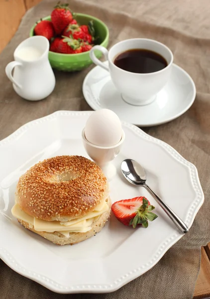 Breakfast with fresh bagels — Stock Photo, Image