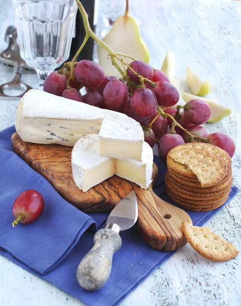 チーズ、ブドウ、クラッカー — ストック写真