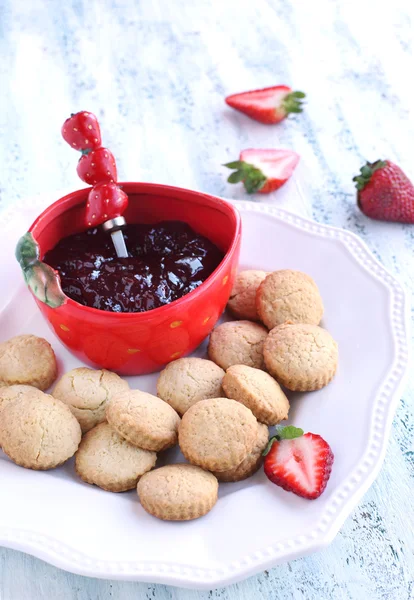 Cookies en strawberry jam — Stockfoto