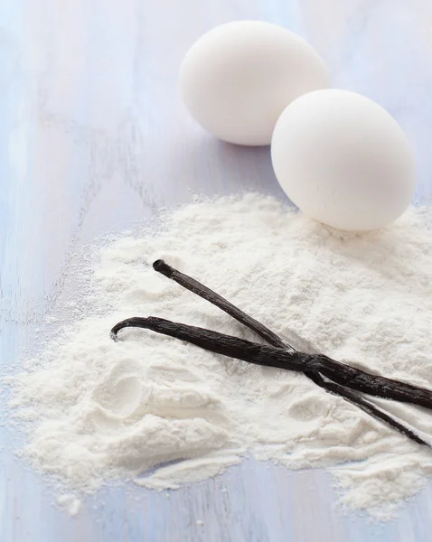 Flour with egg and vanilla — Stock Photo, Image