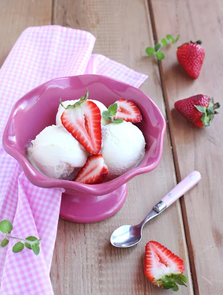 Eis mit Erdbeere — Stockfoto
