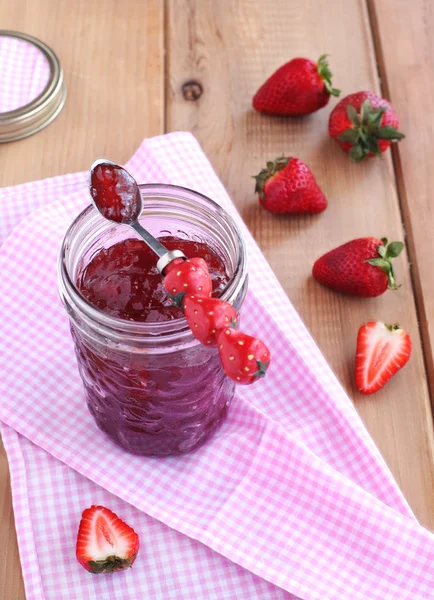Strawberry jam and fresh strawberries — Stock Photo, Image