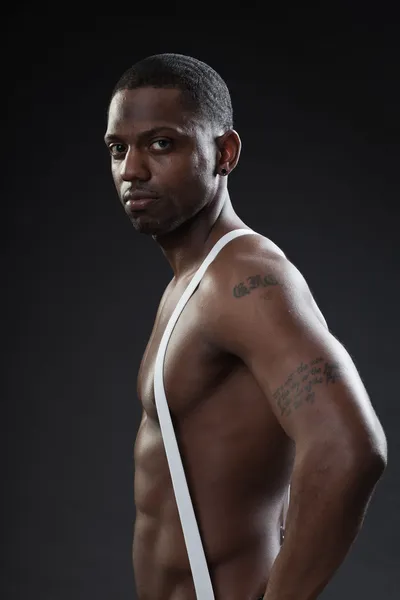 Muskulöser schwarzer Mann — Stockfoto