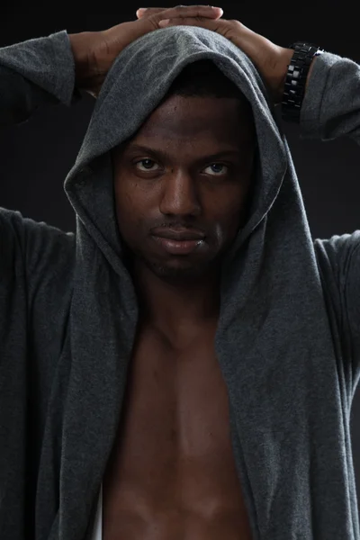 Muscular homem negro estilo urbano — Fotografia de Stock