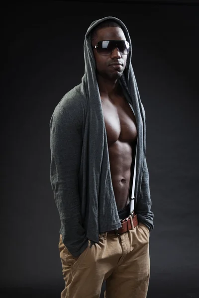 Jovem homem negro estilo urbano — Fotografia de Stock