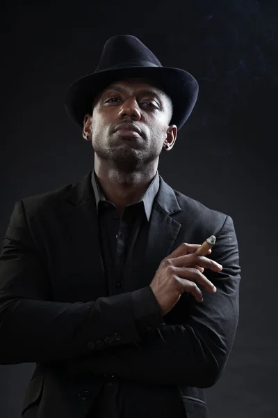 Černý muž nosí oblek — Stock fotografie