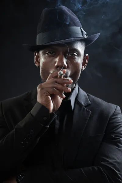 Μαύρος άνδρας φορώντας κοστούμι — Φωτογραφία Αρχείου