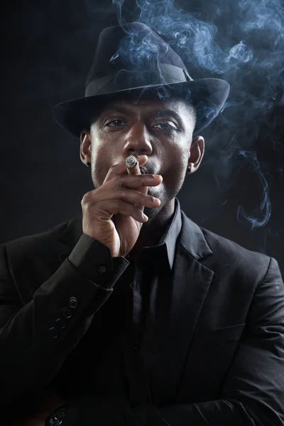 Молодой черный мужчина в костюме — стоковое фото