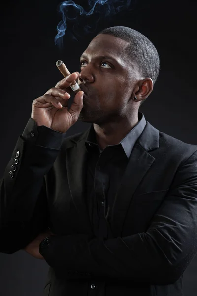 Junger schwarzer Mann im Anzug — Stockfoto