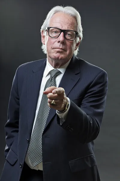 Hombre de negocios senior con traje azul oscuro y corbata con gafas vintage . —  Fotos de Stock