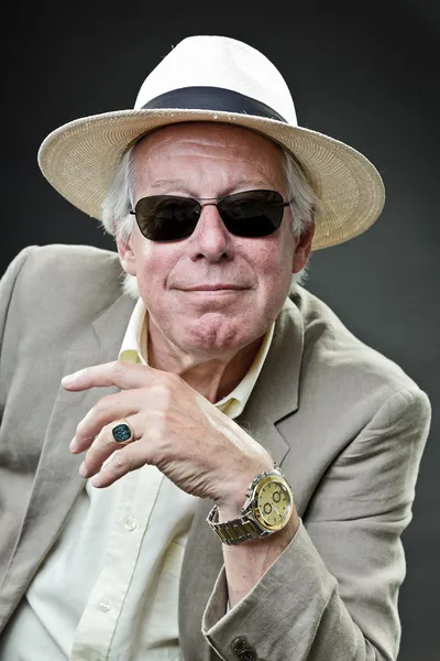 Γκάνγκστερ ανώτερος άνθρωπος φορώντας ελαφριά κοστούμι και καπέλο με μαύρα γυαλιά ηλίου. — Φωτογραφία Αρχείου