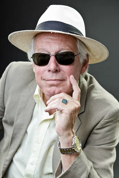 Senior-Gangster trägt hellen Anzug und Hut mit schwarzer Sonnenbrille. — Stockfoto