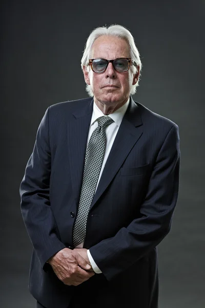 Hombre de negocios senior con traje azul oscuro y corbata con gafas de sol vintage . —  Fotos de Stock