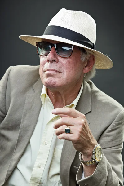 Ανώτερος άνθρωπος φιλάρεσκος στυλ φορώντας κοστούμι και καπέλο με vintage γυαλιά ηλίου. — Φωτογραφία Αρχείου