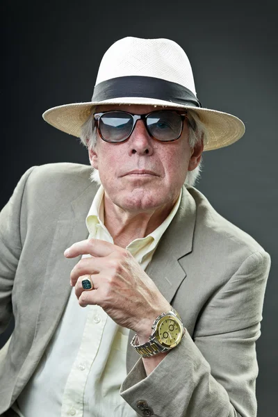 Ανώτερος άνθρωπος φιλάρεσκος στυλ φορώντας κοστούμι και καπέλο με vintage γυαλιά ηλίου. — Φωτογραφία Αρχείου