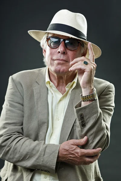 Senior dandy style man wearing suit and hat with vintage sunglasses. — Stock Photo, Image