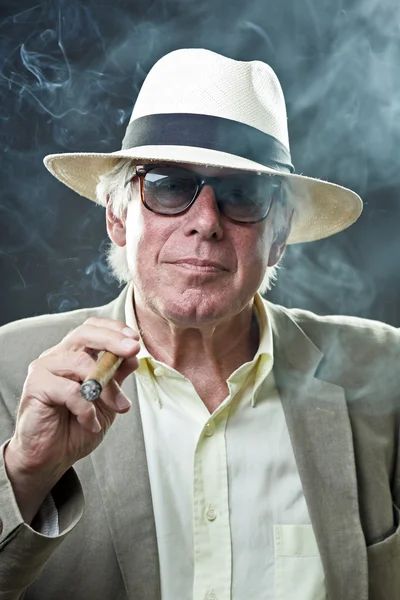 Старший гангстер курит сигару в костюме и шляпе в старинных солнцезащитных очках . — стоковое фото