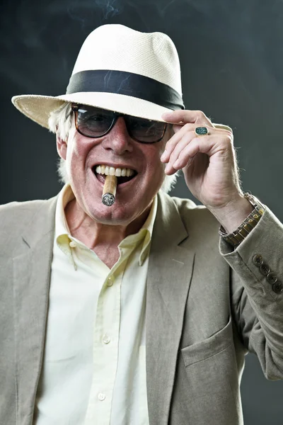 Senior gangster man smoking cigar wearing suit and hat with vintage sunglasses. — Stock Photo, Image