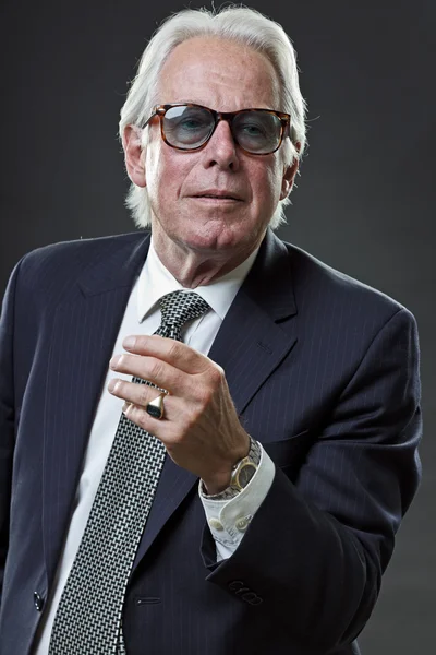 Senior business man bär blå kostym och slips med vintage solglasögon. — Stockfoto