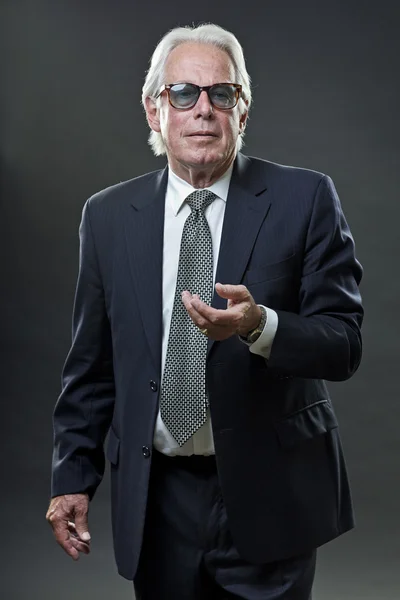 Homem de negócios sênior vestindo terno azul e gravata com óculos de sol vintage . — Fotografia de Stock